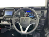 運転席まわりです。 各操作スイッチは使いやすい位置に配置されてます。