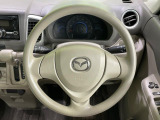 インテリアに合わせたデザインのステアリングは、運転される方のことも考え、運転しやすい形状、大きさです。是非一度、実際に触ってお確かめください。