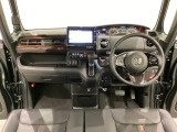 車内は光触媒抗菌消臭施工済です。スタイリッシュなデザインでスポーティなインパネ周りを演出します。グローブボックスやカップホルダーのほかにトレーなどたくさんの収納スペースが付いています。