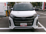 正面からの写真です。力強い意匠のバンパーです。格好良さも併せ持つお車です。