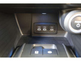 データ通信/給電用と、給電用のUSBポート(Type-C)が装備されています。車内にあると便利なアイテムですね! 充電中のスマホなどの置き場にちょうど便利なトレイも備えています。