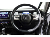 運転中もハンドルでの操作が可能です。特に高速道路等の目が離せない運転時には、便利さだけでなく、安全性も兼ね備えております。