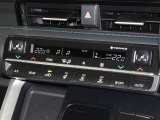 左右独立で温度コントロールができるオートエアコンを装備しています。シートヒーターも装備しています。