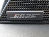 BOSEサウンドシステムを搭載。「良い音を出す」ではなく、その車種のごとに特徴を計算(車種専用設計)し、「反響音」を作り出すことによってどの座席でも自分中心で音が聴こえ、「心地よい空間」を作り出します。