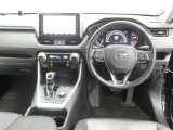 運転席からの視界はこんな感じです☆お気軽にご来店いただき、実際に座って是非お確かめください。ドライバーに寄り添う快適な操作フィールをもたらすステアリングです。