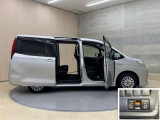 狭いスペースでも、隣の車を気にせず開閉出来るスライドドア。どんな場所でもドアを十分に大きく開くことが出来るので乗り降りや荷物を載せるのに便利です。