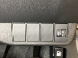 ハンドルの右側にはヘッドライトレベライザーがついています。ヘッドライトレベライザーは道路状況や積荷の加重に応じてライトの高さを調節できます。