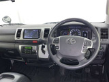 運転席まわりです。 各操作スイッチは使いやすい位置に配置されてます。