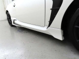 TRD製GRサイドスカートを装着しております。