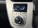 【オートエアコン】一度お好みの温度に設定すれば、車内の温度を検知し風量や温度を自動で調整。暑い&hellip;寒い&hellip;と何度もスイッチ操作をする必要はありません。快適な車内空間には必須の機能ですね♪