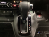 CVT車のセレクトレバーです。低速から高速まで、変速ショックのないスムーズな走りを実現するとともに、エンジン効率のよい領域を維持することで燃費にも貢献します。