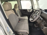 座面も厚みがあり背もたれも高く、広い足元にゆったり座れるシートです。運転席と助手席の間が空いている為、助手席側への移動がスムーズです。交通量の多い道でも助手席側から乗り降りができます。