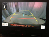 駐車が苦手な方でも安心のバックガイドモニター搭載。 後方の映像をクリアに表示し、ガイドラインで車庫入れや縦列駐車をしっかりサポート。毎日の運転がぐっとラクになります。