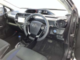 運転席周りのレイアウトをご覧ください。ナビゲーションが綺麗に装着されすっきり収まってますね!
