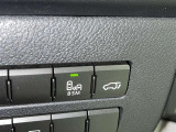 隣車線を走る車両をレーダーで検知し、ドアミラーでは確認しにくい後側方エリアに存在する車両に加え、急接近してくる車両も検知します。車両を検知するとドアミラーに搭載されたLEDインジケーターが点灯します。