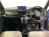 車内は光触媒抗菌消臭施工済です。インパネ周りはスタイリッシュなデザインで機能や装備も充実しています。グローブボックスやカップホルダーのほかにトレーなどたくさんの収納スペースが付いています。