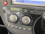 【オートエアコン】一度お好みの温度に設定すれば、車内の温度を検知し風量や温度を自動で調整。暑い&hellip;寒い&hellip;と何度もスイッチ操作をする必要はありません。快適な車内空間には必須の機能ですね♪