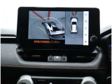 サイドクリアランスビュー表示中に、旋回時の運転操作に合わせて自動で車両を斜め後方から見たような映像を表示。