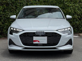 Audiデザインの特徴であるシングルフレームグリルが存在感を主張します。
