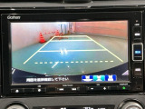 リバースギアに入れるだけで後方の表示へ切り替わります。夜間や雨の日の駐車も楽になりますよ。