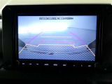 バックガイドモニター付き。車両後方の映像をナビ画面に表示し、駐車などの後退操作をサポートします。