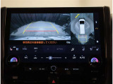 バックモニター付き。駐車の際のサポートとなり、必須アイテムのひとつですよね。それでも、バックする際は必ずご自身の目で確認をしてください。パノラミックビューで上から見下ろした視点でも確認できます!