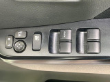 【電動格納ミラー】サイドミラーは電動格納式となっており、狭い駐車場でもキズがつくリスクを抑えられます。