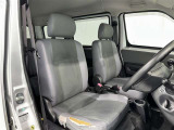 シンプルながら機能性あふれる運転席廻りです。視界性もよく、運転しやすいですよ。