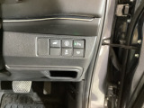 パワーテールゲートの開閉、横滑りを防ぐVSA等のスイッチ類は運転席の右側、手の届きやすい位置にあります。