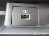 運転席そばにUSBソケットがあります♪♪ここでスマホの充電できちゃいます♪♪