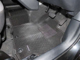 内装工程では、中古車を気持ちよくお乗りいただけるよう清掃しております。
