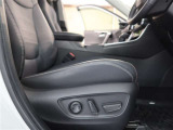パワーシート搭載。微妙な調整が手軽にでき、ピッタリなポジションで運転することが可能です。