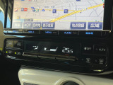 【オートエアコン】一度お好みの温度に設定すれば、車内の温度を検知し風量や温度を自動で調整。暑い&hellip;寒い&hellip;と何度もスイッチ操作をする必要はありません。快適な車内空間には必須の機能ですね♪