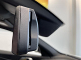 【ルームミラー一体型ETC】BMWといえばルームミラー一体型のETC。ドライバーから差し込めるかたちになっておりますので、差し忘れの際も慌てずにご利用いただけます。