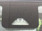 【スマートアシスト】走行中に前方の車両等を認識し、衝突しそうな時は警報とブレーキで衝突回避と被害軽減をアシスト。より安全にドライブをお楽しみいただけます。