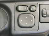 【電動格納ミラー】サイドミラーは電動格納式となっており、狭い駐車場でもキズがつくリスクを抑えられます。