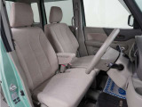 運転席のスペースはゆったりしていて、視界も広く確保されているので普段の運転からロングドライブまで快適です。