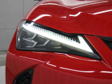 LEDヘッドランプにはアダプティブハイビームシステム「AHS」を採用。光検出カメラで車両検出をし、先行車や対向車に直接ハイビームを当てないように部分遮光します。