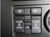両側電動スライドドアのスイッチ付です。車内からもスイッチひとつで楽にドアの開閉が可能です。電動なので開閉時に力を使う必要がなく、半ドアになることもありません!
