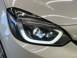 【LEDヘッドライト】悪天候や夜間走行時も良好な視界を確保し安心して運転できる高輝度LEDヘッドライトを装備!点灯速度が早く、消費電力も抑えられています。