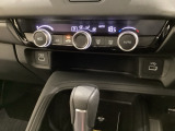 オートエアコンがついてますので、お好みの温度をセットするだけで風の強さや風量を自動で調整します。スイッチやダイヤル類も簡単操作で快適に過ごせます。