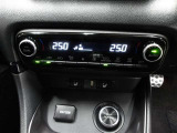 車内の温度管理に便利なオートエアコン☆