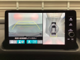 マルチビューカメラシステム搭載車です。お車の周囲を全方位でカバーします。後方・前方・両脇と、コンディションが悪い視界でもカラーモニターに映し出した映像がドライバーをサポートします。