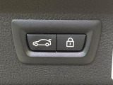 ●電動リアゲート:ワンタッチでリアゲートの開閉ができ、荷物などで両手が塞がっている状態でも簡単に開閉ができる便利機能です。