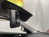 自動防眩機能を備えたルームミラー。ETC車載器を搭載しておりスタイリッシュかつ機能性を兼ね備えております。