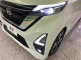 【LEDヘッドライト】悪天候や夜間走行時も良好な視界を確保し安心して運転できる高輝度LEDヘッドライトを装備!点灯速度が早く、消費電力も抑えられています。