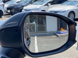 隣車線を走る車両をレーダーで検知し、ドアミラーでは確認しにくい後側方エリアに存在する車両に加え、急接近してくる車両も検知します。車両を検知するとドアミラーに搭載されたLEDインジケーターが点灯します。