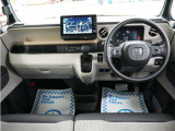 運転にかかわる様々な操作を安全に行えるように視点移動が少なく、操作性に配慮されたスイッチ類が凝縮されたコクピットです。