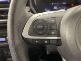 ステアリングスイッチ付きで、運転中に視線を前に向けたまま操作できます。