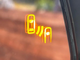 【ブラインドスポットモニター】走行中、ドアミラーの死角になりやすい箇所に後続車が接近するとサイドミラーのレンズに警告を表示!ドライバーに注意喚起をしてくれます。